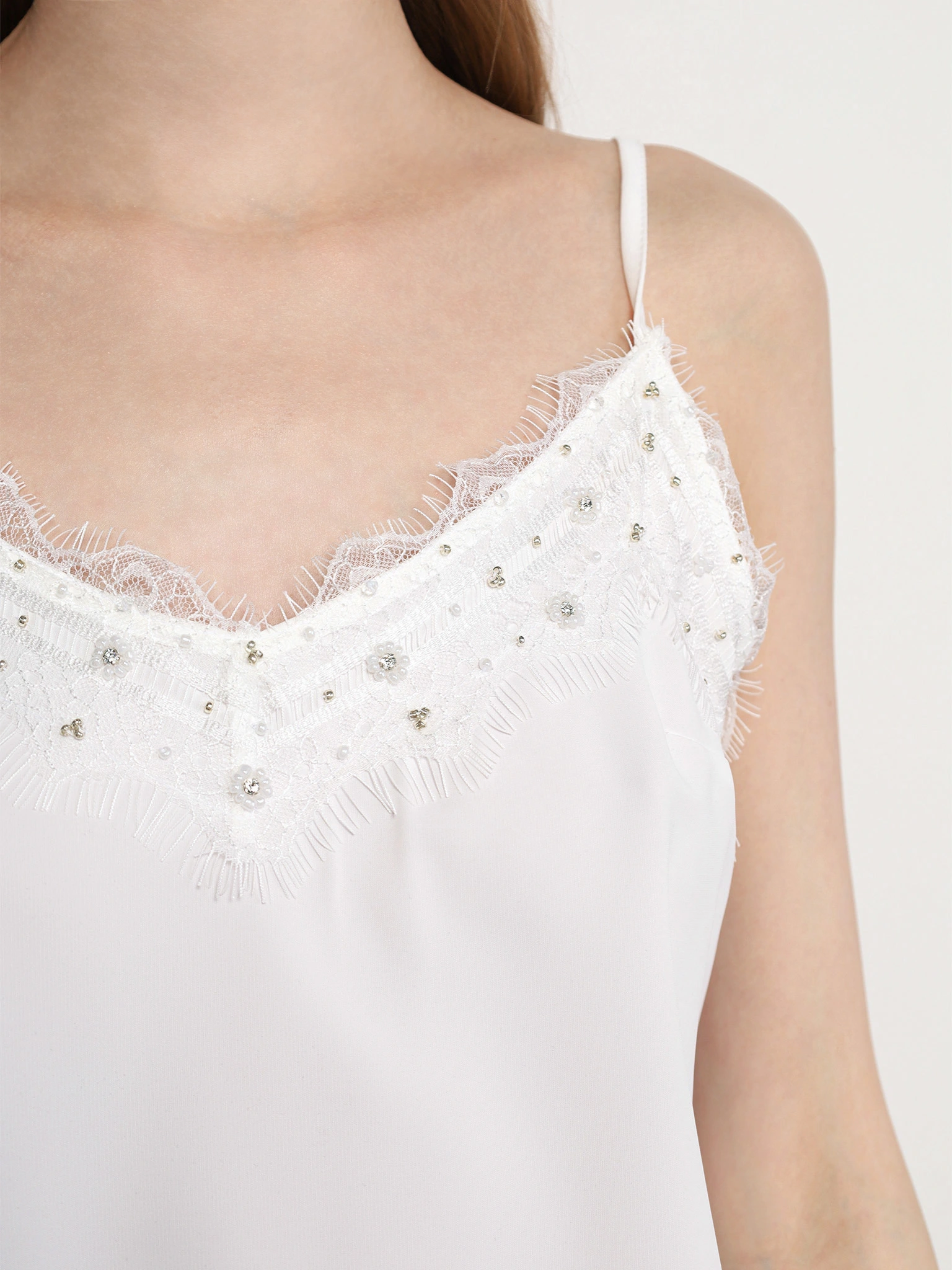 Топ белого цвета с кружевом и цепочкой-мониль